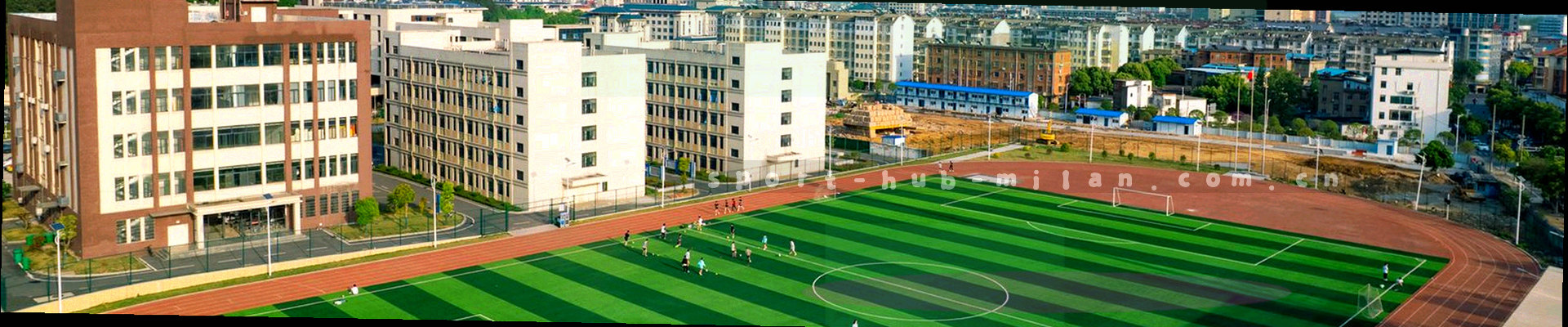 足球转会市场氛围，球员剪影与时钟元素叠加
